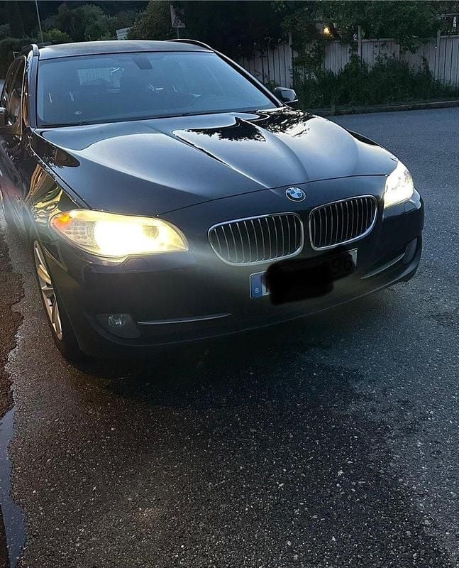 Blå Begagnad 2013 BMW 520 Kombi | 110 000 kr (Marknadspris) - Bild 1/4