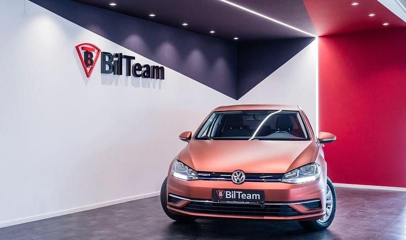 Mörkröd (röd) Begagnad 2019 VW Golf VII Halvkombi | 169 900 kr (Marknadspris) - Bild 1/4
