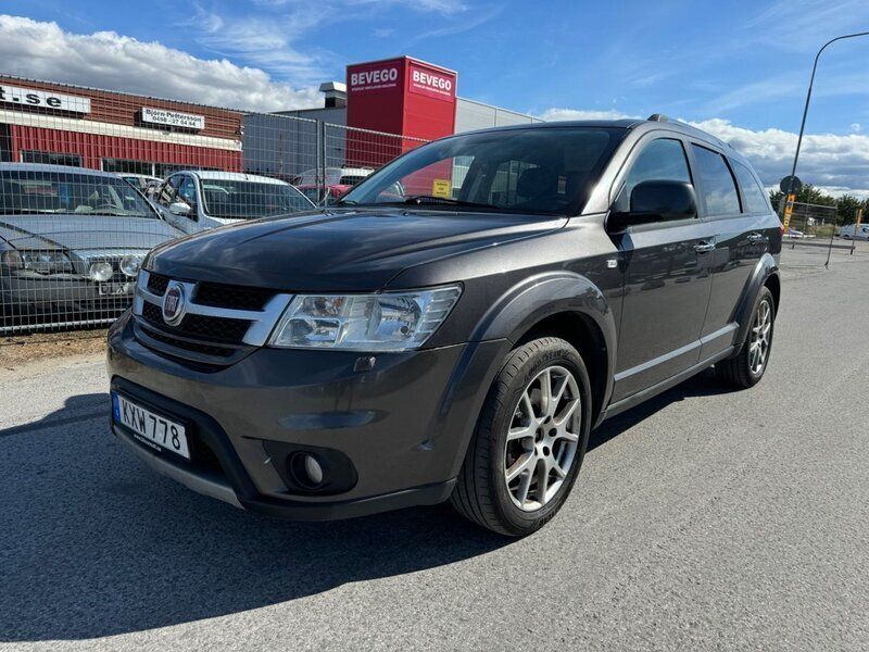 Grå (gråmetallic) Begagnad 2014 Fiat Freemont Sport SUV | 128 958 kr - Bild 1/4