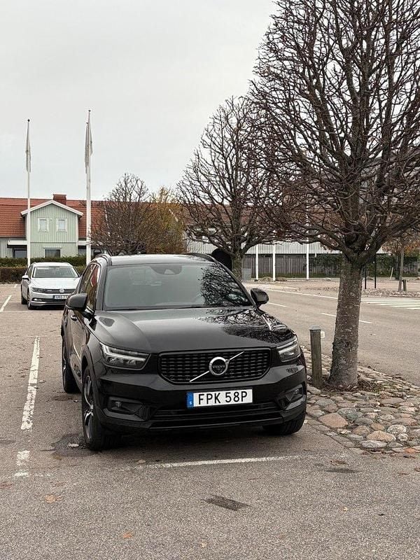 Svart Begagnad 2021 Volvo XC40 R-Design SUV | 275 000 kr (Superpris) - Bild 1/4