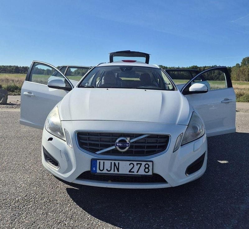 Vit Begagnad 2012 Volvo V60 Summum Kombi | 59 500 kr (Marknadspris) - Bild 1/4