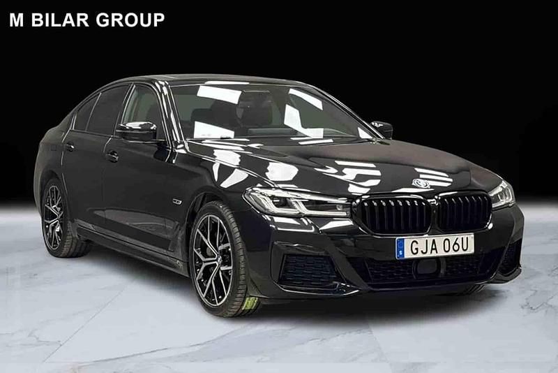 Svart Begagnad 2023 BMW 545e Sedan | 639 000 kr - Bild 1/1