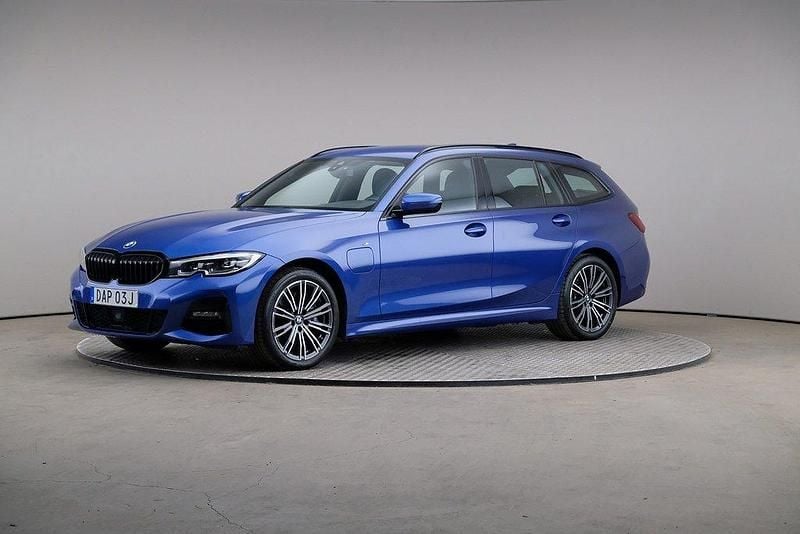 Blå Begagnad 2021 BMW 330e Comfort Edition Kombi | 339 000 kr (Marknadspris) - Bild 1/4