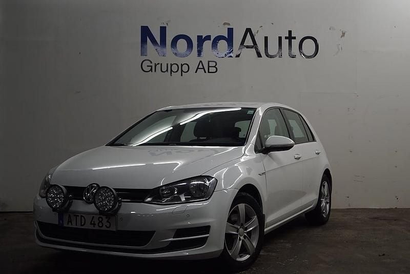 Vit Begagnad 2014 VW Golf VII Halvkombi | 99 900 kr (Bra pris) - Bild 1/4