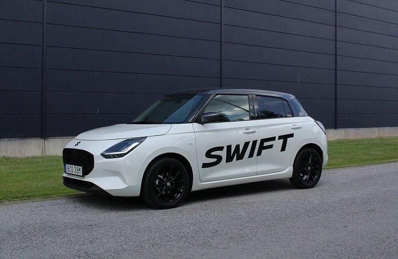 Vit Ny 2024 Suzuki Swift Halvkombi | 249 000 kr (Marknadspris) - Bild 1/4