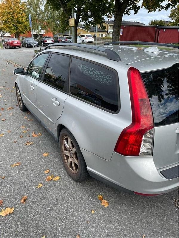 Grå Begagnad 2009 Volvo V50 Kinetic Kombi | 35 000 kr (Dyr) - Bild 1/2