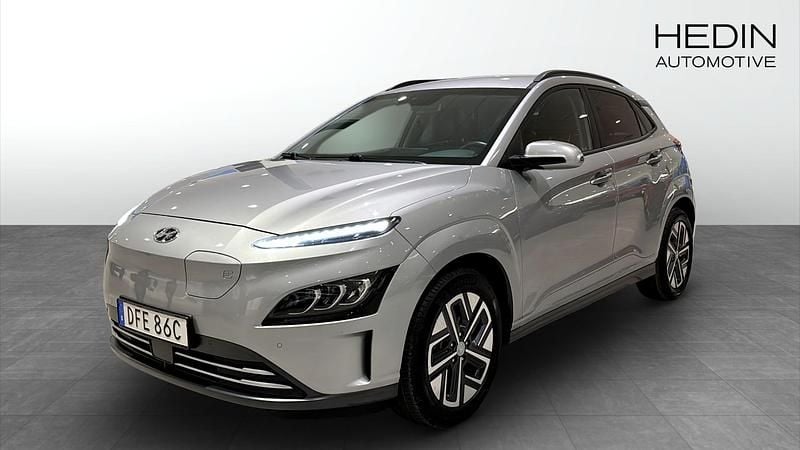Grå Begagnad 2021 Hyundai Kona Essential SUV | 169 900 kr (Marknadspris) - Bild 1/4