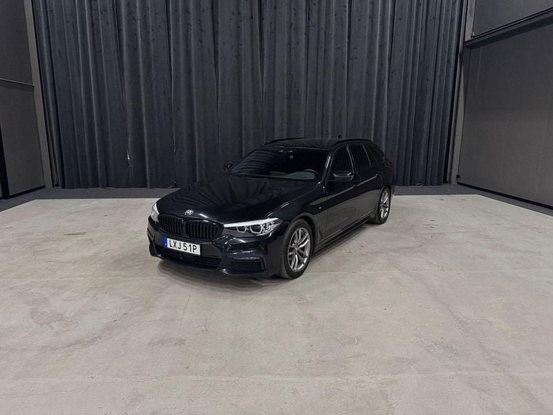 Svart Begagnad 2019 BMW 520 M Sport Kombi | 299 900 kr (Marknadspris) - Bild 1/4