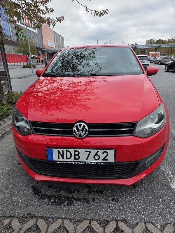 Röd Begagnad 2013 VW Polo Halvkombi | 59 500 kr (Marknadspris) - Bild 1/4