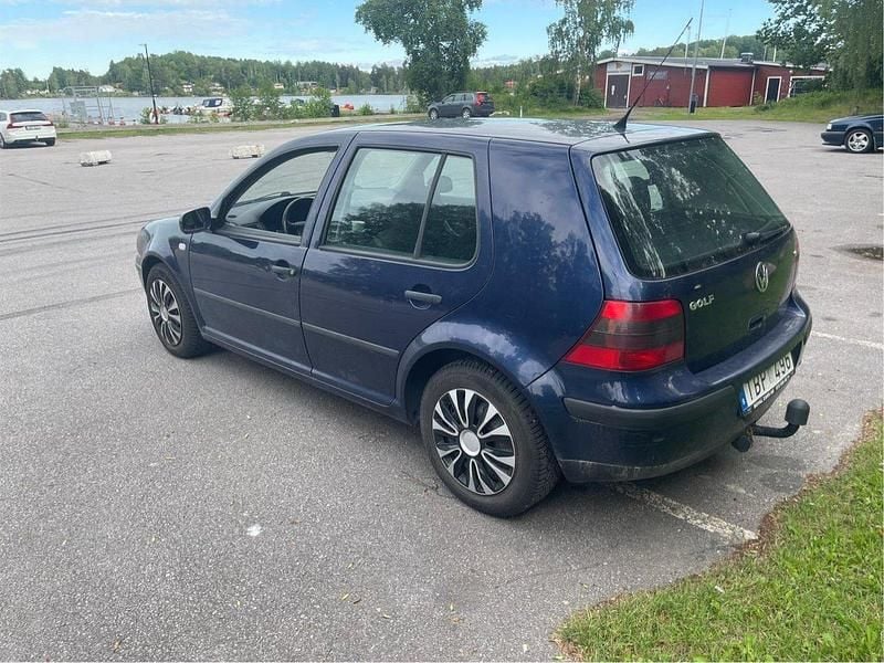 Blå Begagnad 2000 VW Golf IV Halvkombi | 20 000 kr (Marknadspris) - Bild 1/4