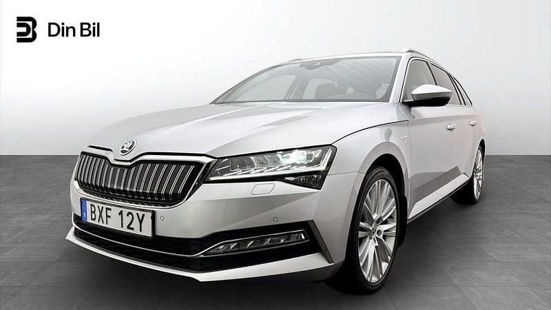 Brilliant silver metallic Begagnad 2023 Skoda Superb LAURIN & KLEMENT Kombi | 357 500 kr (Marknadspris) - Bild 1/4