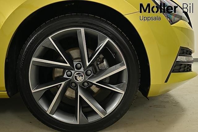 Begagnad Skoda Superb 2024 Gul Kombi