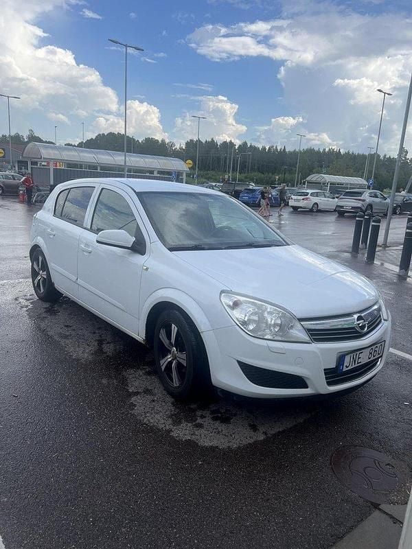 Vit Begagnad 2009 Opel Astra Halvkombi | 23 900 kr (Marknadspris) - Bild 1/3