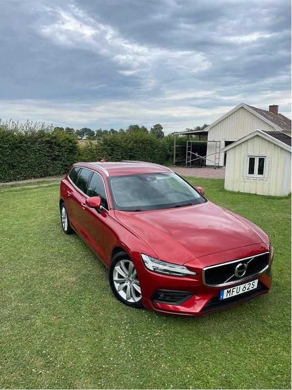 Röd Begagnad 2021 Volvo V60 Momentum Kombi | 300 000 kr (Marknadspris) - Bild 1/4