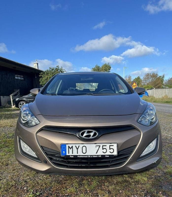 Brun Begagnad 2013 Hyundai i30 Halvkombi | 54 000 kr (Bra pris) - Bild 1/4