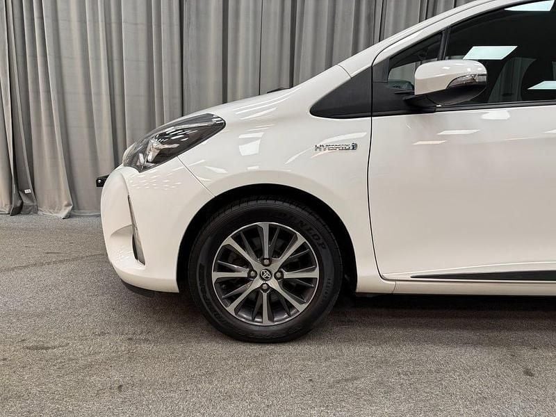 Begagnad Toyota Yaris Hybrid 101 HK (74 kW) 2020 Vit Halvkombi