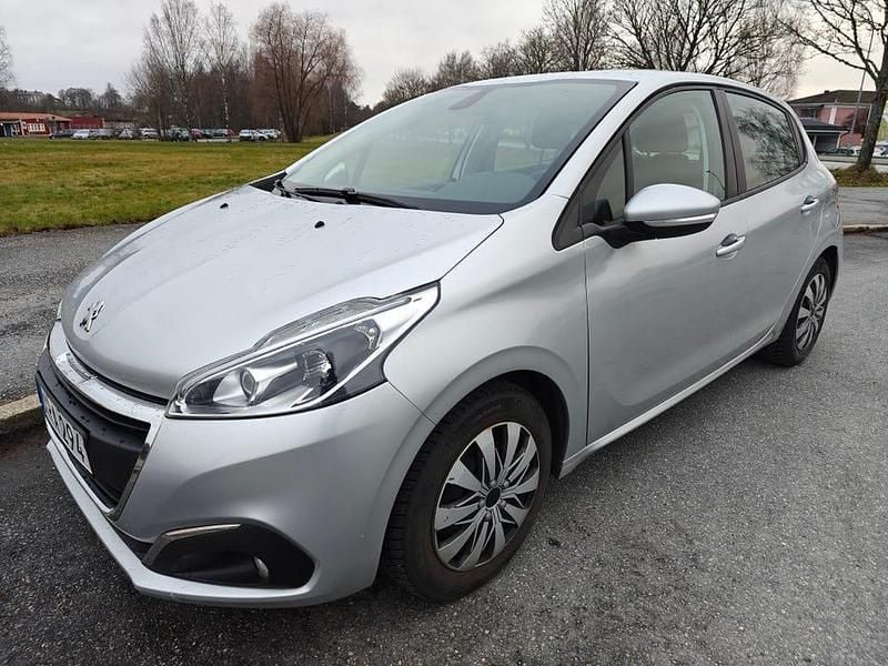 Grå Begagnad 2018 Peugeot 208 Halvkombi | 69 900 kr (Bra pris) - Bild 1/4