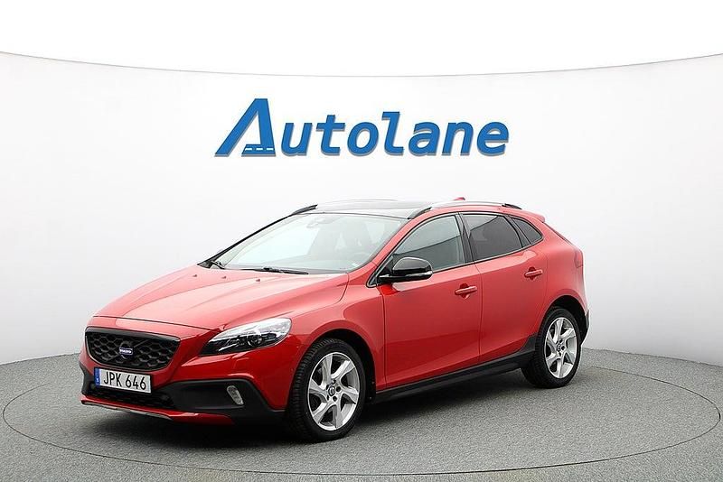 Begagnad Volvo V40 Summum 114 HK (83 kW) 2014 Röd Halvkombi