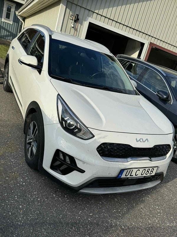 Vit Begagnad 2022 Kia Niro Advance SUV | 250 000 kr (Marknadspris) - Bild 1/4