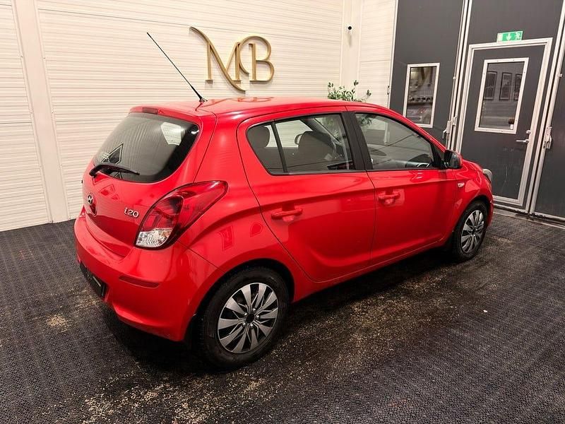 Begagnad Hyundai i20 Select 84 HK (61 kW) 2012 Röd Halvkombi