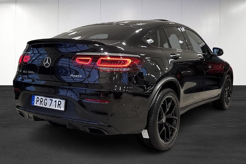 Begagnad Mercedes GLC300e AMG line Plus 2023 Svart Sportkupé