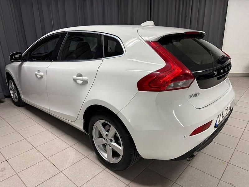 Begagnad Volvo V40 Momentum 150 HK (110 kW) 2013 Vit Halvkombi