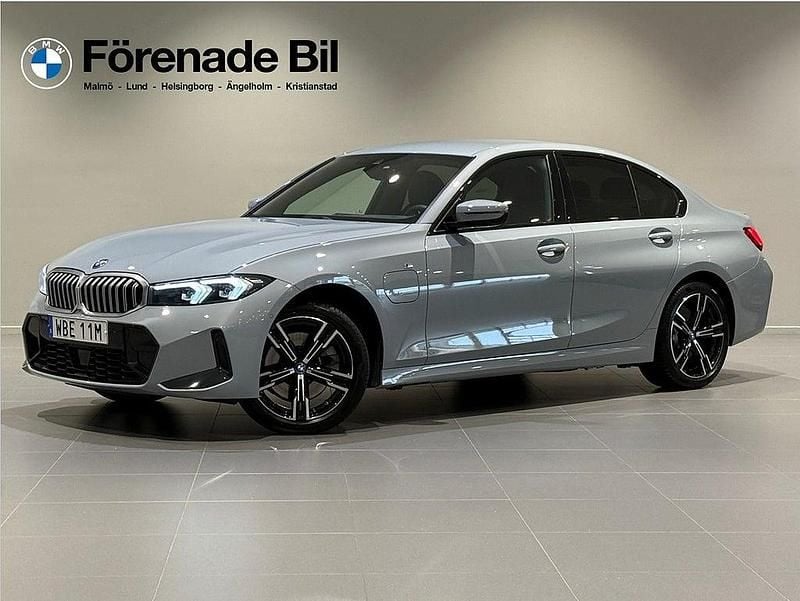 Grå Begagnad 2023 BMW 330e M Sport Sedan | 459 000 kr (Marknadspris) - Bild 1/4