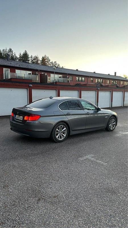 Grå Begagnad 2012 BMW 520 Sedan | 105 000 kr (Marknadspris) - Bild 1/4