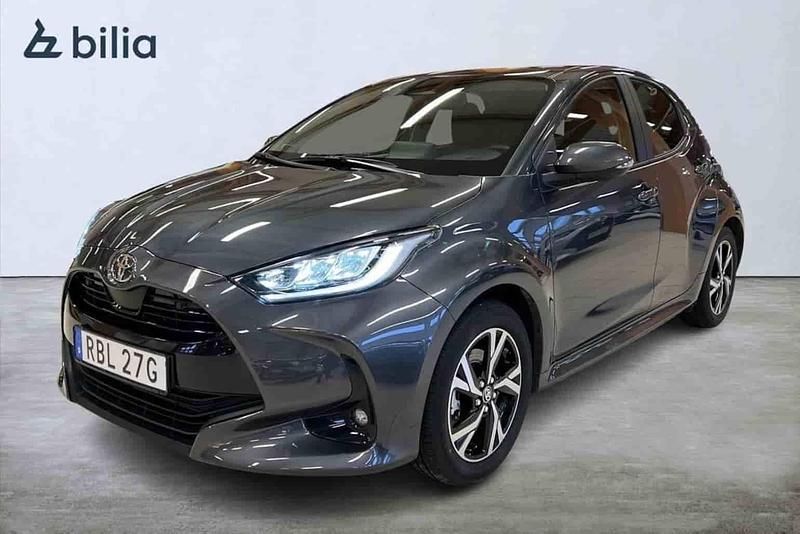 Grå Begagnad 2024 Toyota Yaris Hybrid Halvkombi | 259 900 kr - Bild 1/1