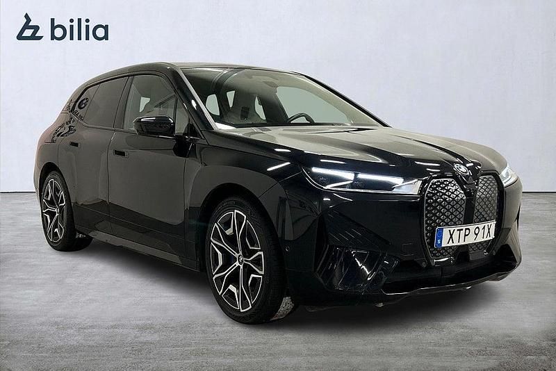 Svart Begagnad 2022 BMW iX SUV | 559 000 kr (Marknadspris) - Bild 1/4