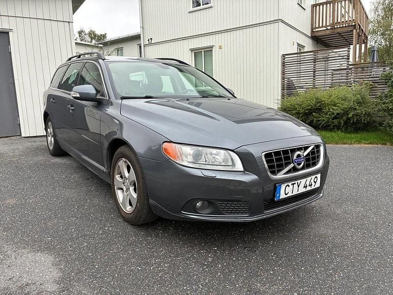 Grå Begagnad 2010 Volvo V70 Momentum Kombi | 55 000 kr (Superpris) - Bild 1/4