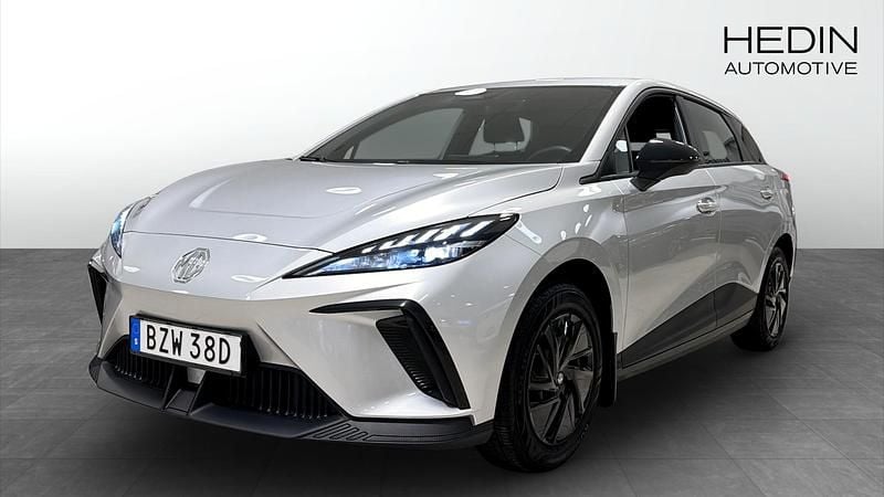 Grå (grey) Begagnad 2023 MG MG4 EV Halvkombi | 259 900 kr (Marknadspris) - Bild 1/4