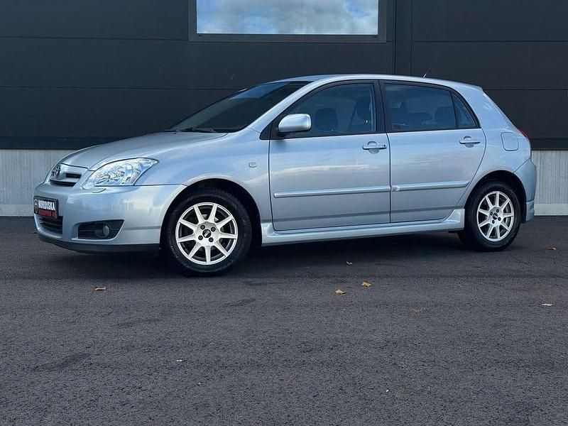 Ljusblå Begagnad 2005 Toyota Corolla Halvkombi | 49 800 kr (Marknadspris) - Bild 1/4