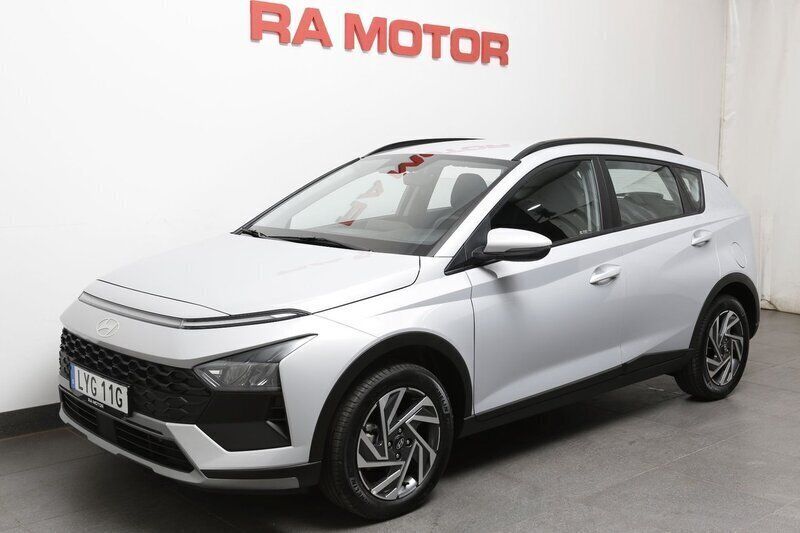 Grå Begagnad 2024 Hyundai Bayon Essential SUV | 259 900 kr (Lite dyr) - Bild 1/4
