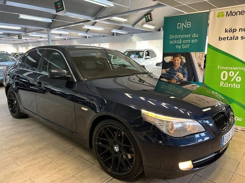Blå Begagnad 2008 BMW 525 Sedan | 79 900 kr (Marknadspris) - Bild 1/4