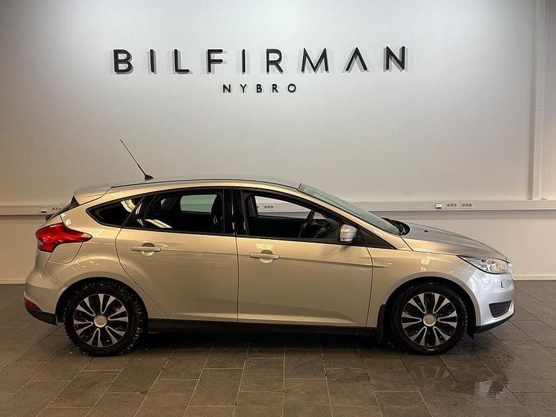 Grå Begagnad 2016 Ford Focus Trend Halvkombi | 69 900 kr (Marknadspris) - Bild 1/4