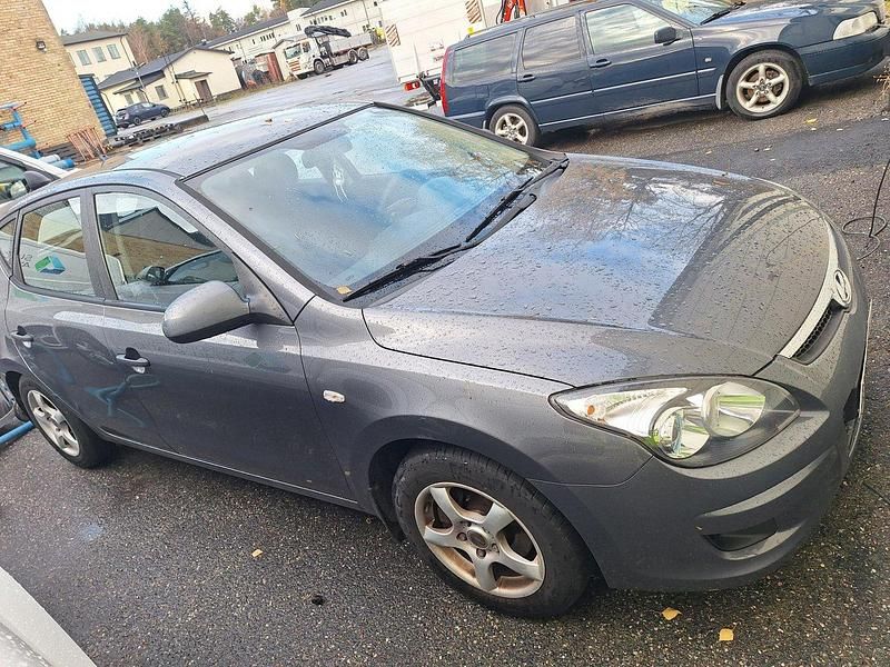 Grå Begagnad 2010 Hyundai i30 Halvkombi | 28 000 kr (Marknadspris) - Bild 1/3
