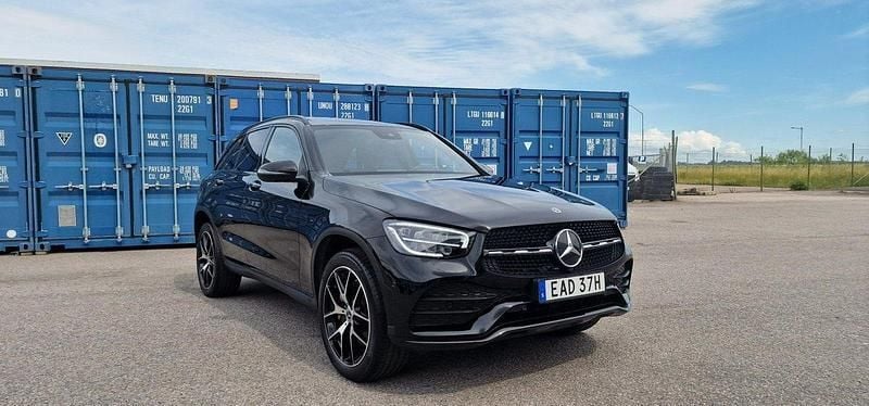 Svart Begagnad 2022 Mercedes GLC300e AMG line SUV | 489 900 kr (Marknadspris) - Bild 1/4