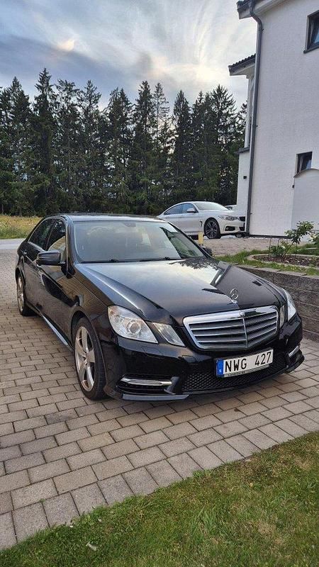 Svart Begagnad 2013 Mercedes E200 Sedan | 139 000 kr (Marknadspris) - Bild 1/4