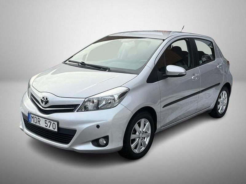 Silver Begagnad 2012 Toyota Yaris Multidrive S Halvkombi | 99 900 kr (Marknadspris) - Bild 1/4