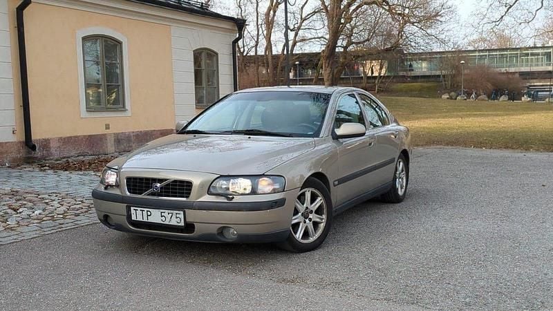 Brun Begagnad 2003 Volvo S60 Sedan | 24 900 kr (Bra pris) - Bild 1/4