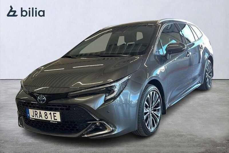 Grå Ny 2024 Toyota Corolla Plus Kombi | 364 900 kr (Lite dyr) - Bild 1/3
