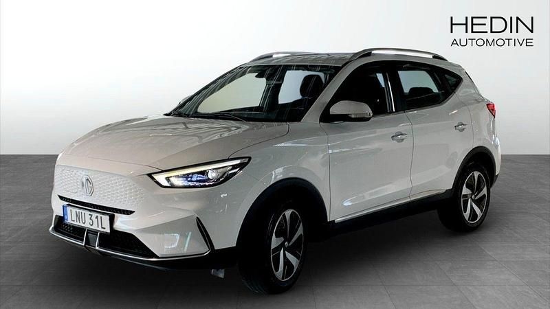 Vit (white) Begagnad 2022 MG ZS Comfort Sedan | 234 900 kr (Marknadspris) - Bild 1/4
