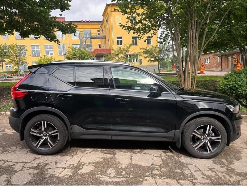 Svart Begagnad 2022 Volvo XC40 Momentum SUV | 285 000 kr (Bra pris) - Bild 1/4