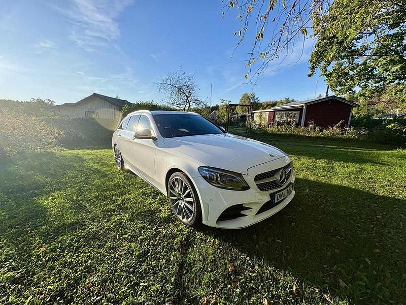 Vit Begagnad 2020 Mercedes C300e AMG line Kombi | 299 000 kr (Marknadspris) - Bild 1/4