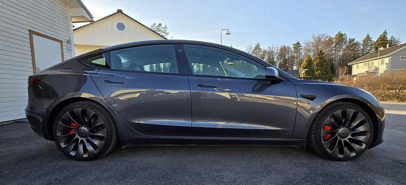 Grå Begagnad 2021 Tesla Model 3 Performance Sedan | 330 000 kr (Marknadspris) - Bild 1/4
