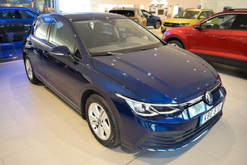 Blå Begagnad 2021 VW Golf VIII Halvkombi | 246 000 kr (Marknadspris) - Bild 1/4