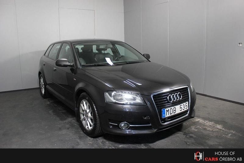 Grå Begagnad 2012 Audi A3 Sportback Comfort Halvkombi | 64 900 kr (Marknadspris) - Bild 1/4