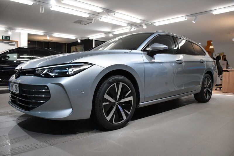 Silver (oyster silver metallic) Ny 2024 VW Passat Edition Kombi | 404 899 kr (Superpris) - Bild 1/3