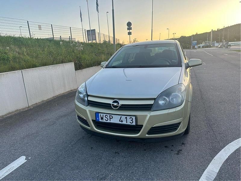 Gul Begagnad 2005 Opel Astra Halvkombi | 29 500 kr (Marknadspris) - Bild 1/4